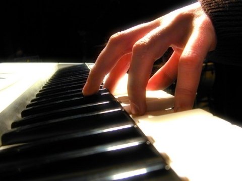tocar piano