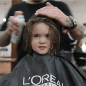 Menina de 3 anos doa cabelo para crianças portadoras de cancer