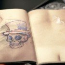 Paginas de cadernos que simulam pele humana para novos tatuadores
