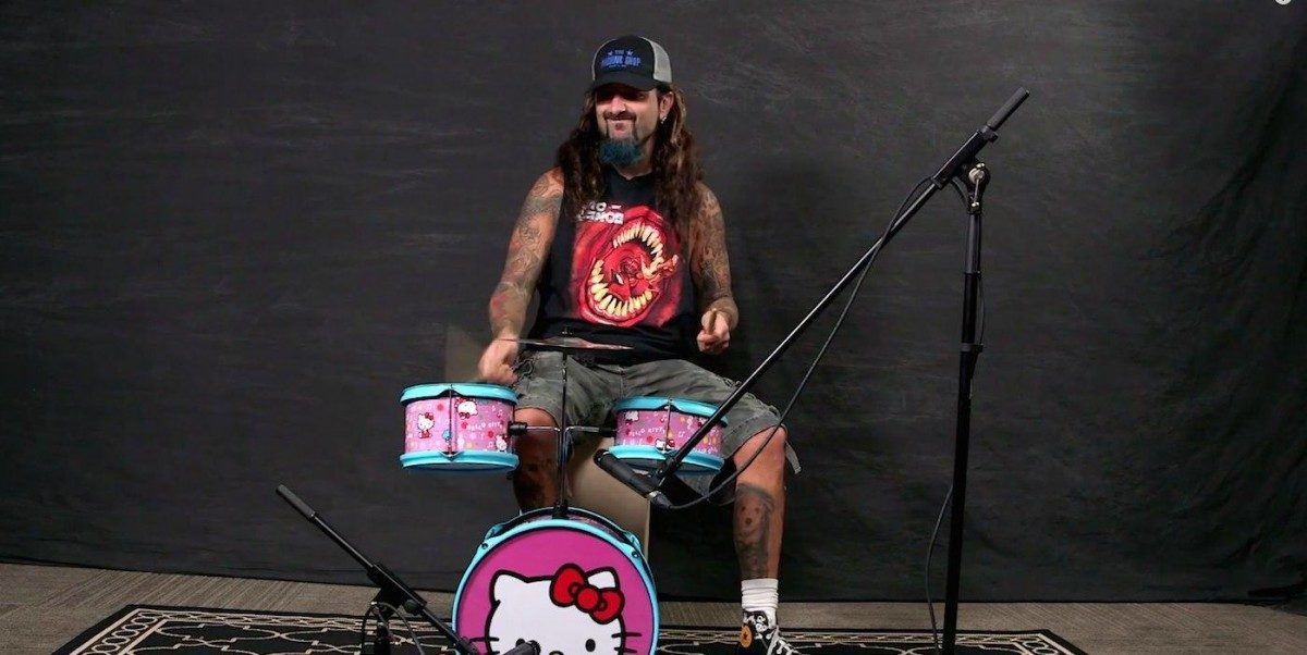 Mike Portnoy tocando em uma bateria da Hello Kitty 3