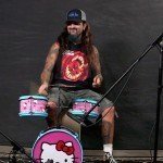 Mike Portnoy tocando em uma bateria da Hello Kitty 3