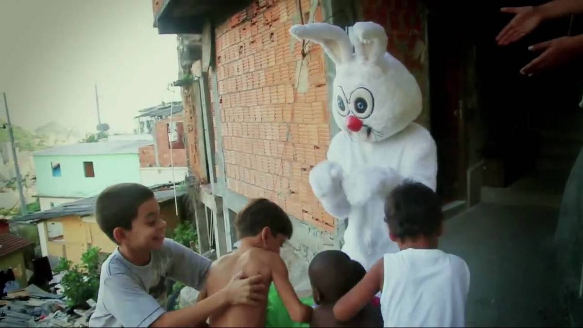 Coelhinho da Pascoa nas favelas do Rio de Janeiro