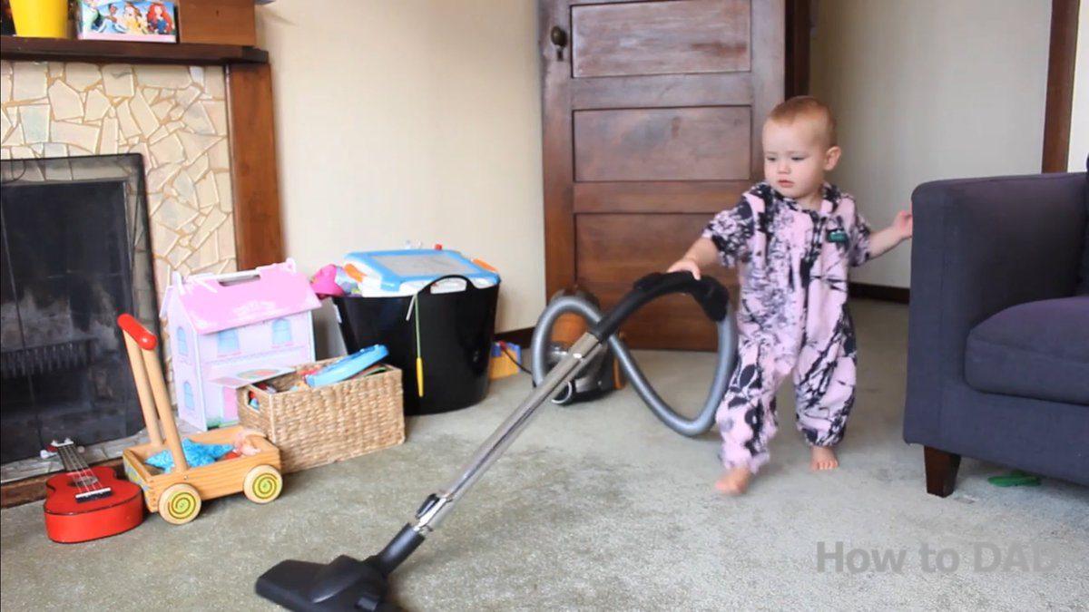 Como ensinar um bebe a limpar a casa