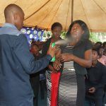 Pastor da africa do Sul promete curar doencas usando inseticida ungido nos fieis 2
