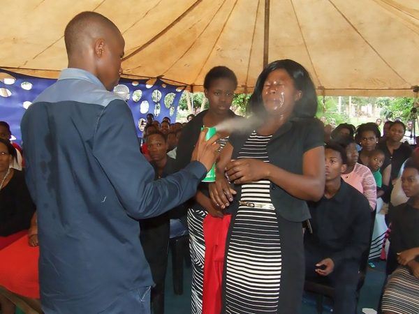 Pastor da africa do Sul promete curar doencas usando inseticida ungido nos fieis 2