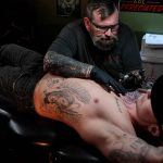 Tatuador faz campanha para cobrir tatuagens nazistas racistas e de gangues de graca