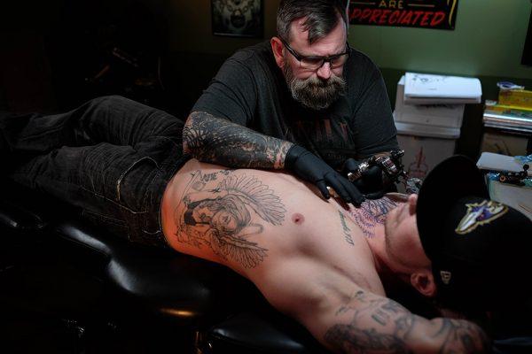 Tatuador faz campanha para cobrir tatuagens nazistas racistas e de gangues de graca