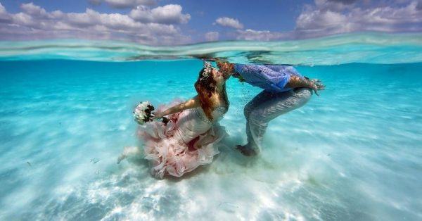 Noivos decidem se casar dentro dagua no mar do Caribe 2