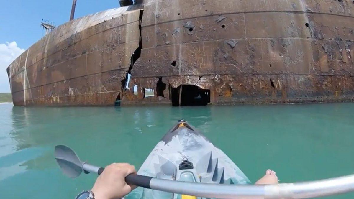 Passeando de caiaque por dentro de um navio abandonado