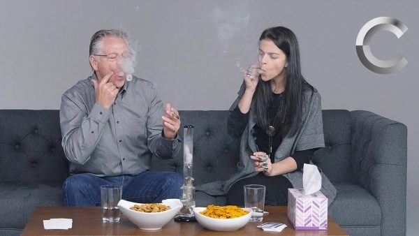 Pais e Filhos fumando maconha juntos pela primeira vez