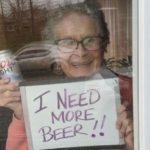 Em quarentena idosa pede mais vinho através de cartaz no Canadá Outra na Pensilvânia prefere que lhe levem cerveja