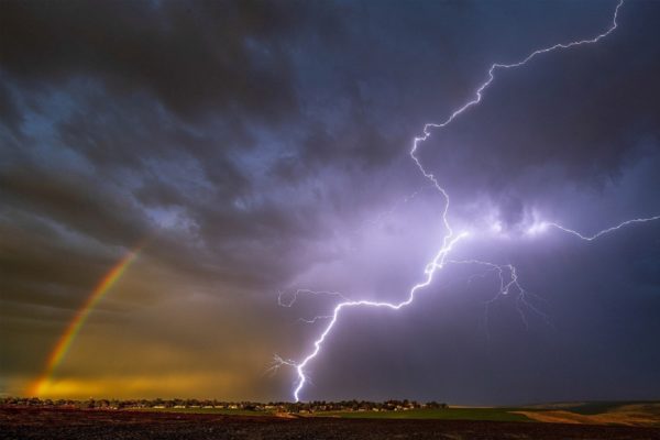 Pete Caster fotógrafo captura relâmpago e arco íris na mesma foto nos EUA