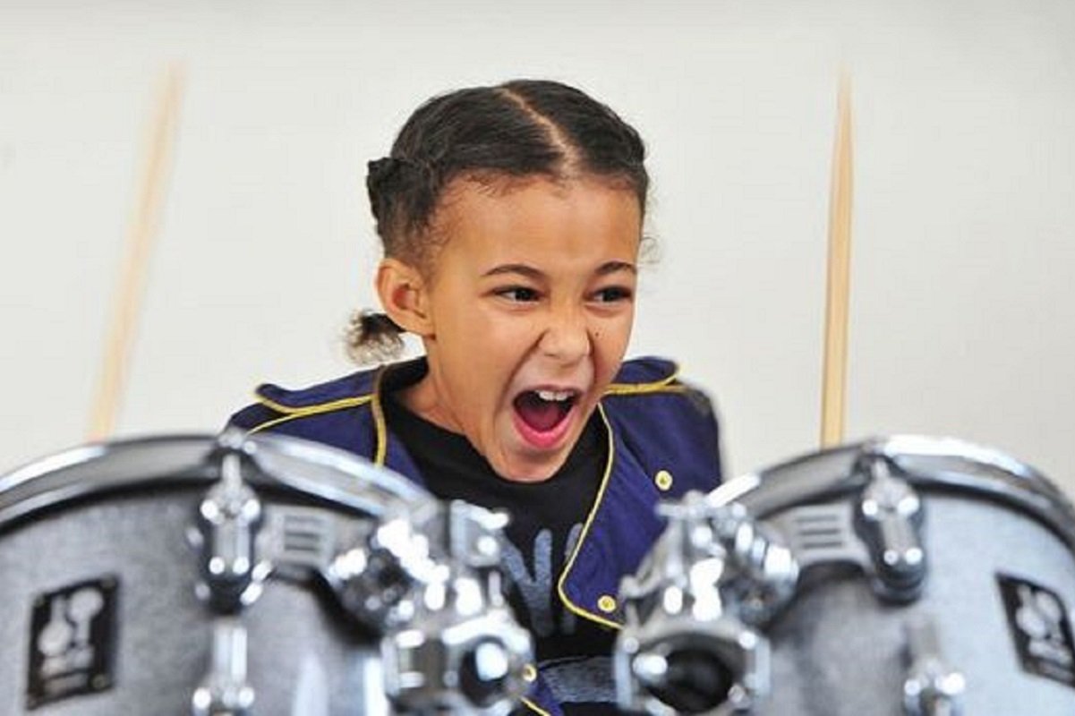 Nandi Bushell baterista de 9 anos se destaca com seu talento Mini rockstar chama atencao de Lenny Kravitz Flea e Serj Tankian