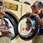Este casal de idosos se diverte com roupas de modelagem deixadas na lavanderia