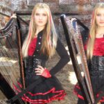 Harp Twins irmas gemeas fazem versoes de classicos do rock com harpas