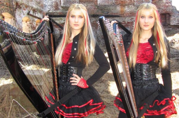 Harp Twins irmas gemeas fazem versoes de classicos do rock com harpas