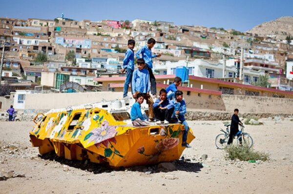 Neda Taiyebi artista transforma tanques de guerra abandonados em obras de arte 10