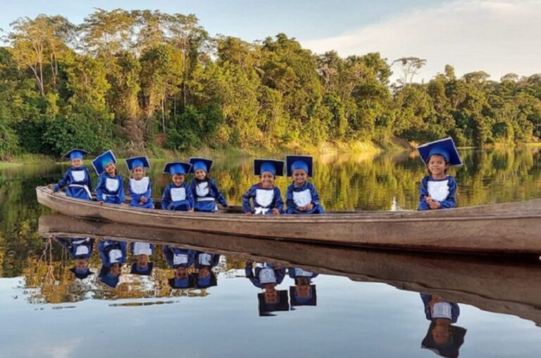 Confira esta linda sessao de fotos que marca a alfabetizacao de criancas ribeirinhas no Amazonas 50