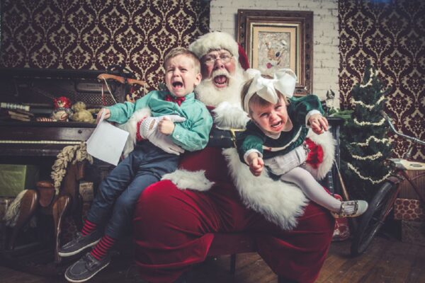 Jeff Roffman fotografo registra serie hilaria de criancas chorando por causa do Papai Noel 50