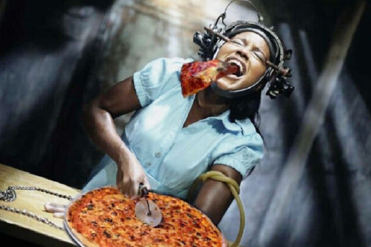 Pizzas adicionadas em filmes de terror atraves do Photoshop 50