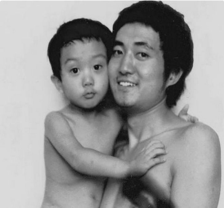 Sequencia de fotos de pai e filho ao longo de 26 anos 2