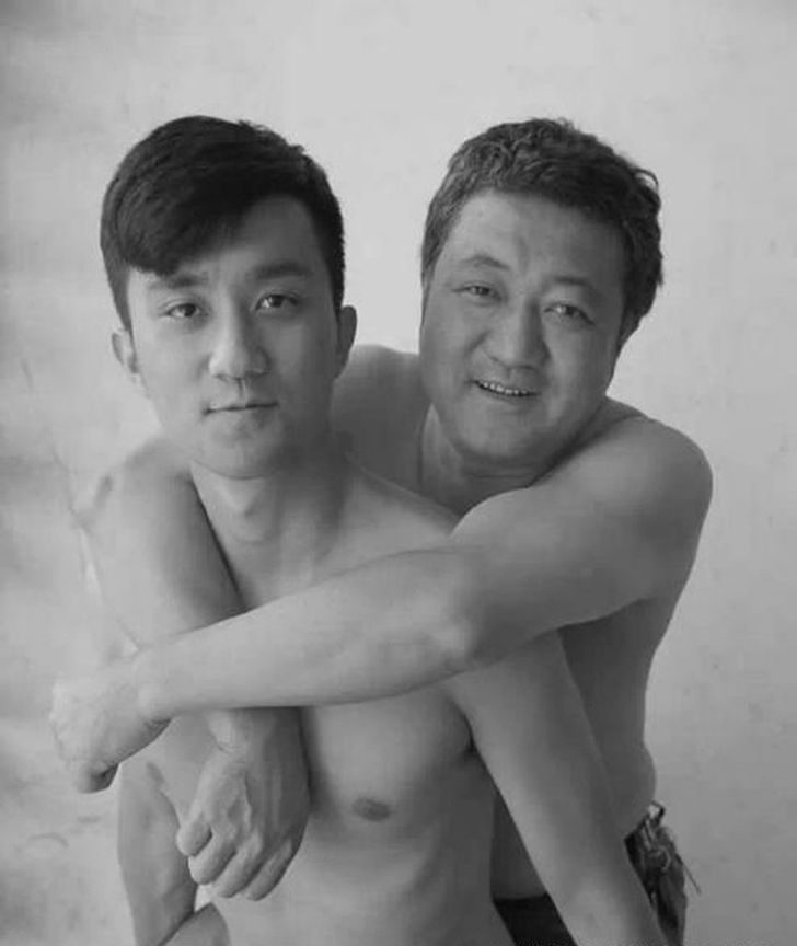Sequencia de fotos de pai e filho ao longo de 26 anos 27