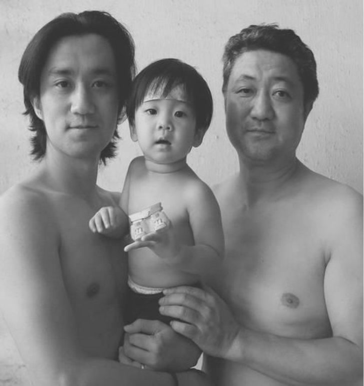 Sequencia de fotos de pai e filho ao longo de 26 anos 28