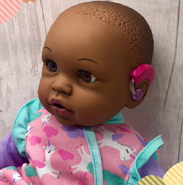 Bright Ears UK organizacao sem fins lucrativos cria bonecas inclusivos para criancas 3