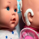 Bright Ears UK organizacao sem fins lucrativos cria bonecas inclusivos para criancas CAPA