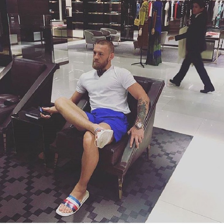Miserable men perfil reUne fotos de homens esperando esposas no shopping 13