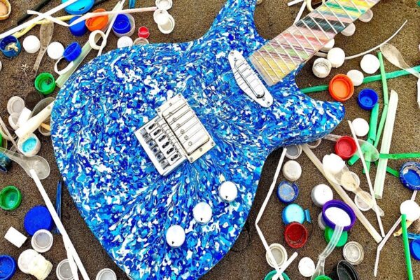 Construindo uma guitarra com lixo por Burls Art