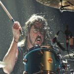 David Grohl tocando Smells Like Teen Spirit, do Nirvana, na bateria