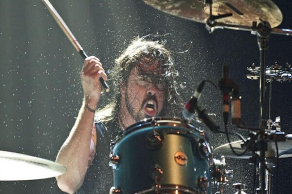 David Grohl tocando Smells Like Teen Spirit, do Nirvana, na bateria