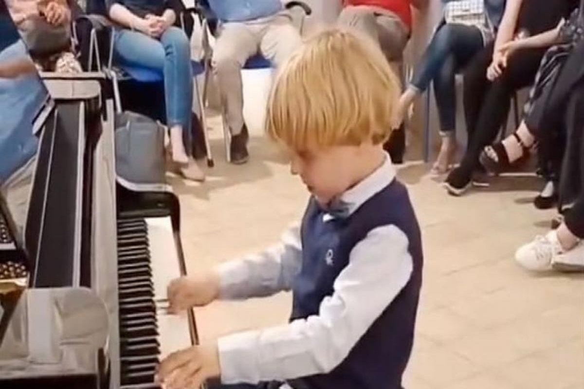 Prodigio de apenas cinco anos tocando Mozart no piano