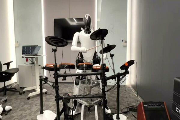 Robo humanoide tocando bateria
