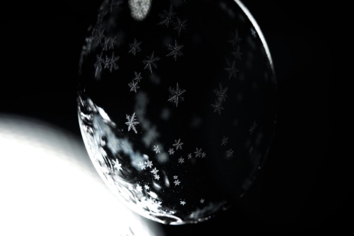 A beleza de bolhas de sabao sendo congeladas em tempo real