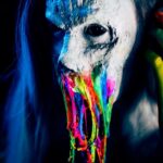 Maquiagem de zumbi com efeitos de arco íris