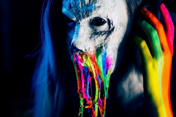 Maquiagem de zumbi com efeitos de arco íris