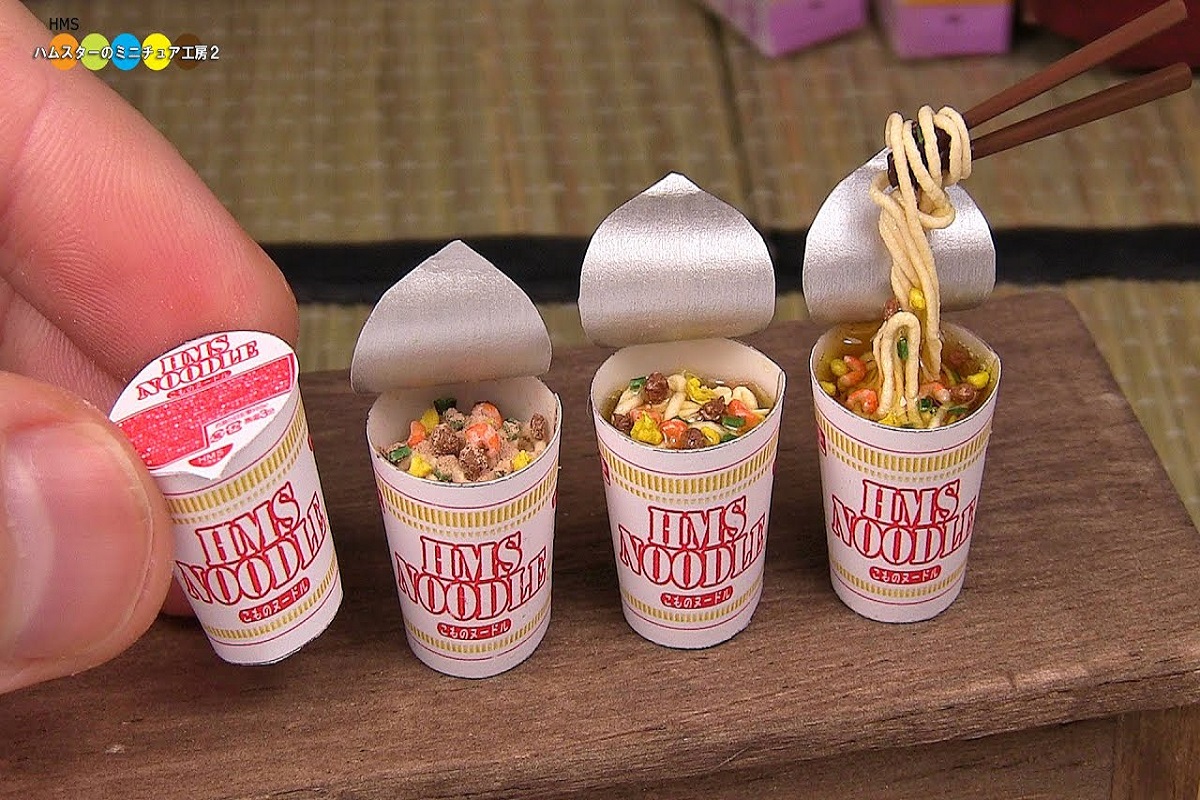 Artista de casa de bonecas fazendo versões em miniatura de comida japonesa