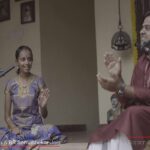 Guitarrista adiciona trilha sonora de heavy metal em canto percussivo indiano