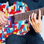Guitarra acústica de peças de LEGO e cordas de nylon