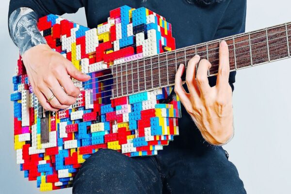 Guitarra acústica de peças de LEGO e cordas de nylon