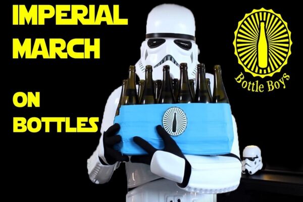 Stormtroopers tocam a Marcha Imperial em garrafas de cerveja