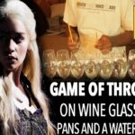 Tocando o tema de Game Of Thrones em taças de vinho, panelas, baldes e um jarro de água